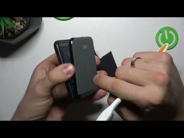 Video thumbnail for How to Clean USB Port on MOTOROLA Razr 40 By Using Household Items