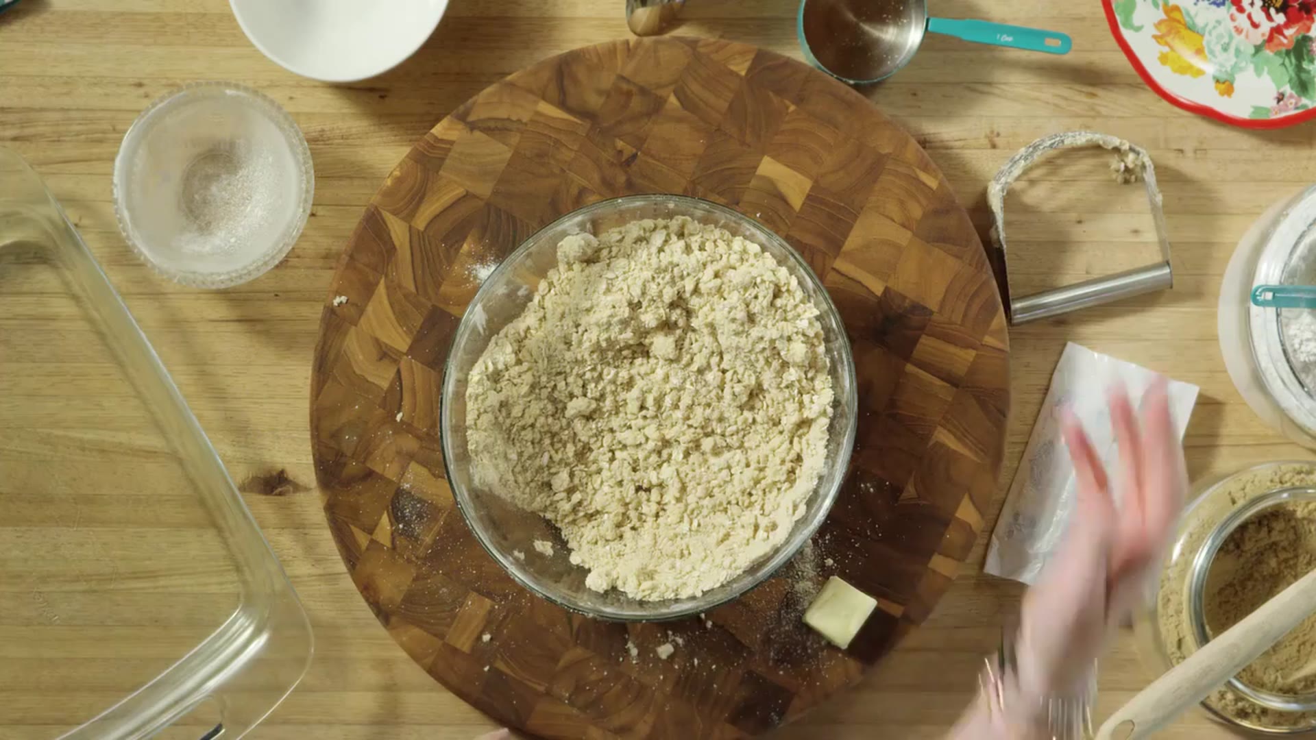 Video thumbnail for Strawberry Oatmeal Bars(720P HD)