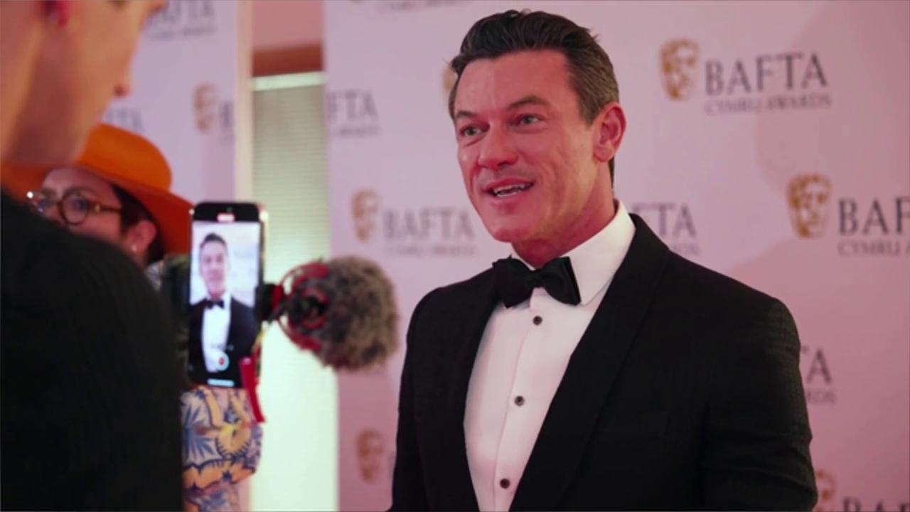 Video thumbnail for UNCAPTIONED: Luke Evans claims UK class system is 'particularly visible'.