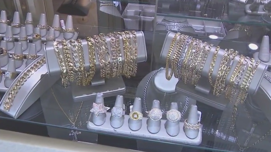 Video thumbnail for Americans cash in as gold prices hit record highs