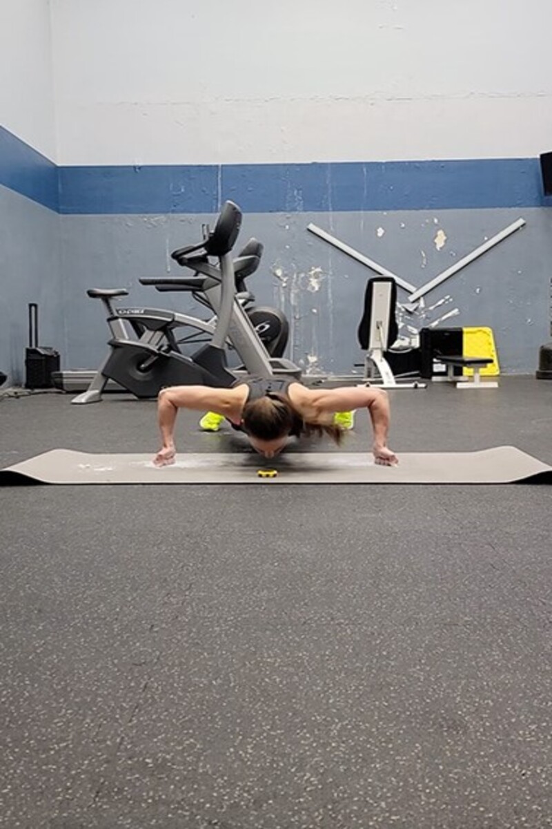 Video thumbnail for Most knuckle push ups in one minute (female)  81 by Auralee Strege