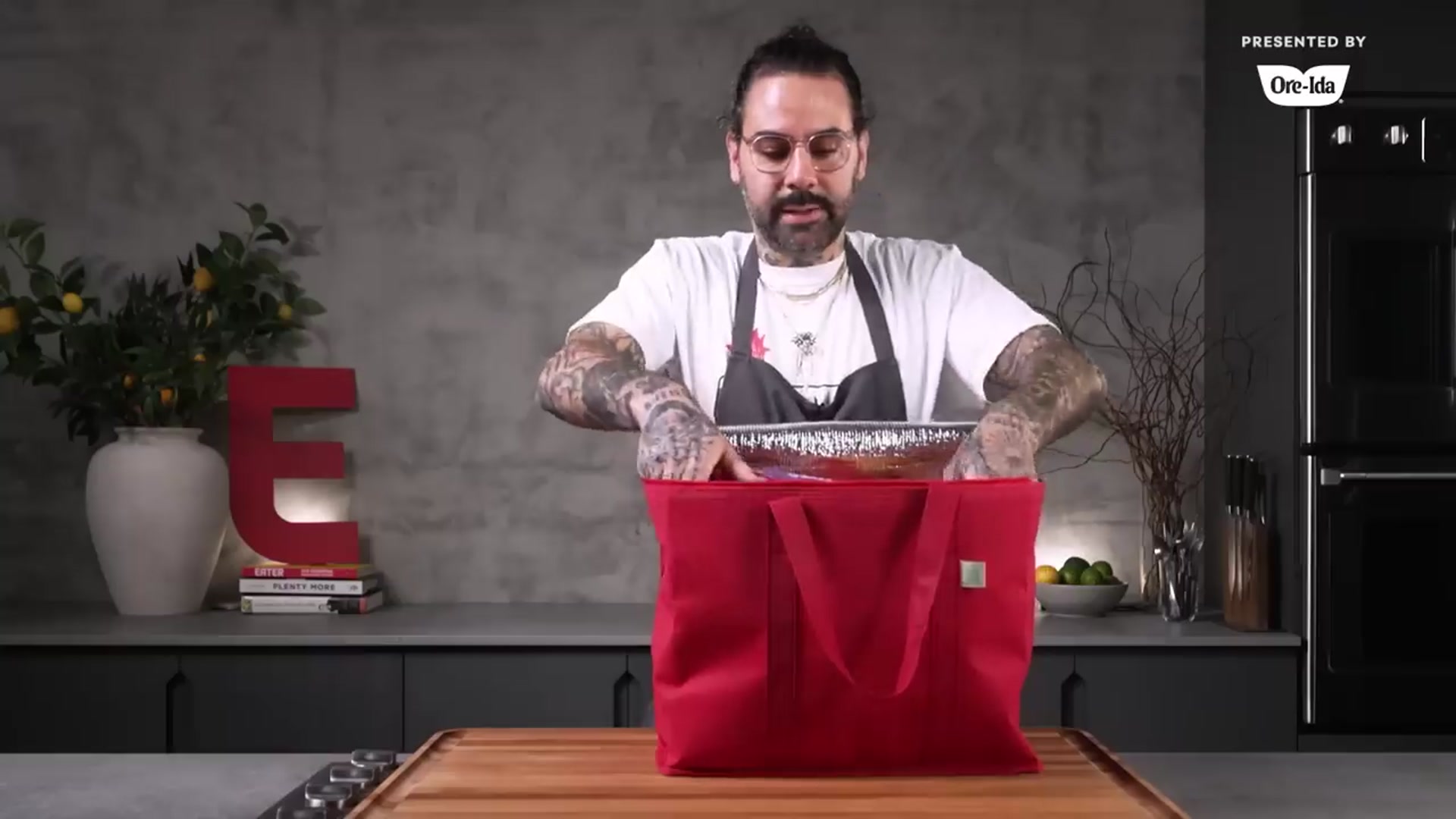Video thumbnail for How an Expert Chef Fuses Peking Duck With Pineapple Butter   On the Fly(720P HD)