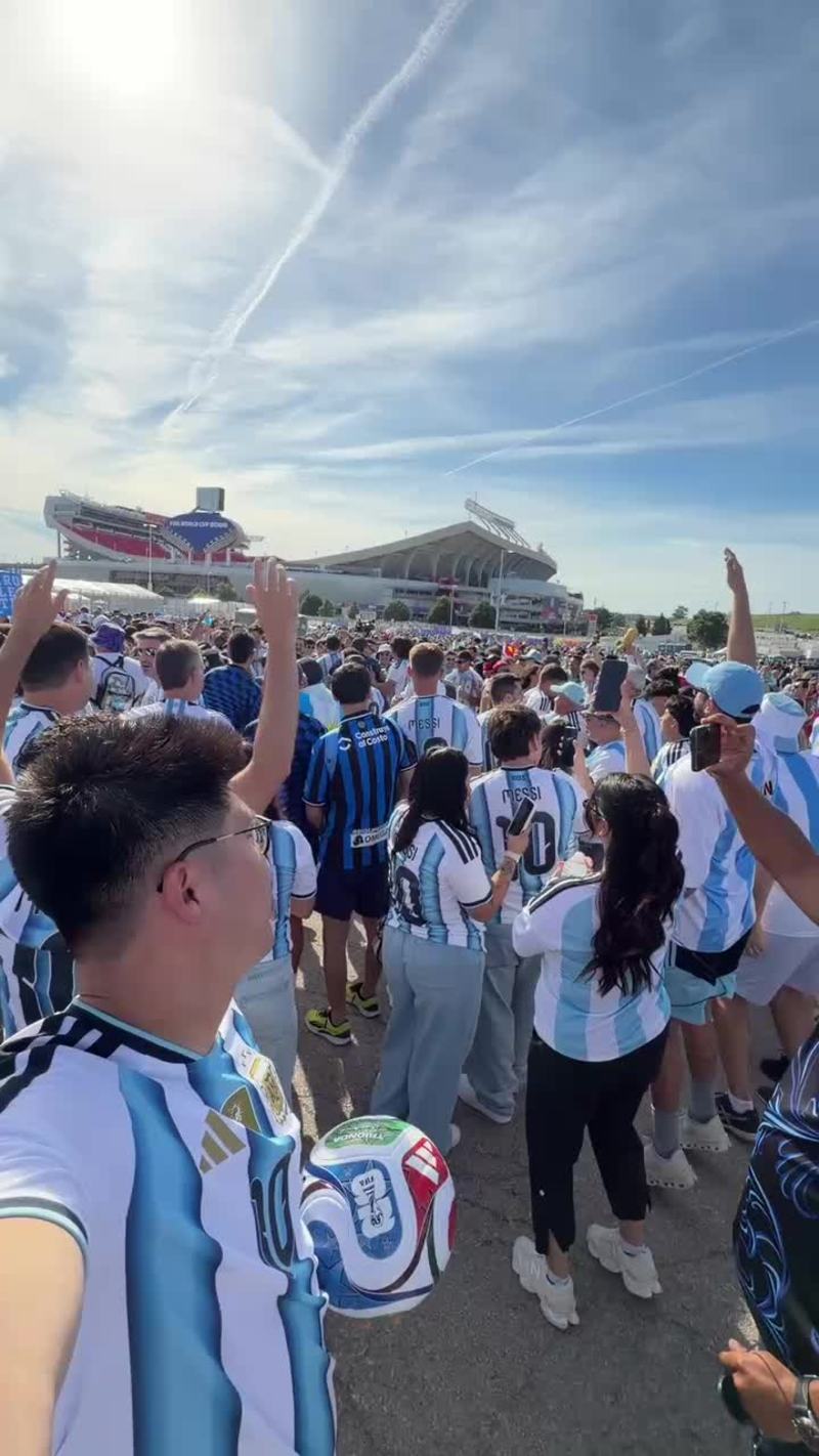 Video thumbnail for Argentinian Fans Turn Kansas City into a Party