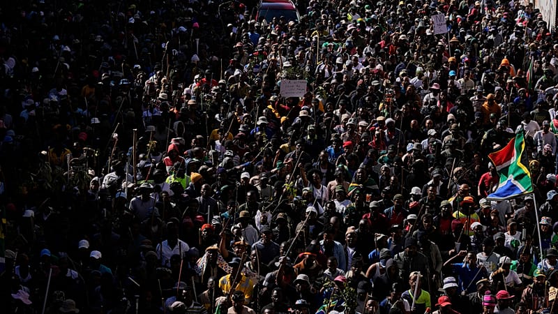 Video thumbnail for Hundreds of South Africans protest against undocumented immigrants in Durban