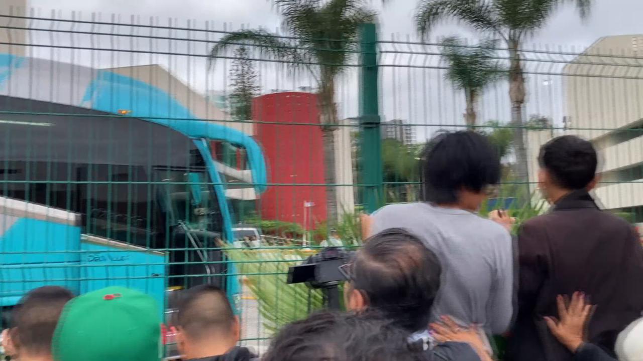 Video thumbnail for Mexico: Fans see off Iran's national football team in Tijuana after World Cup exit (2).