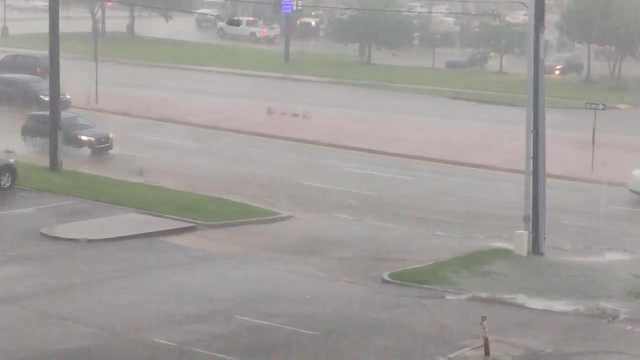 Video thumbnail for US: Heavy Rain Causes Flooding on Tulsa Roadways.
