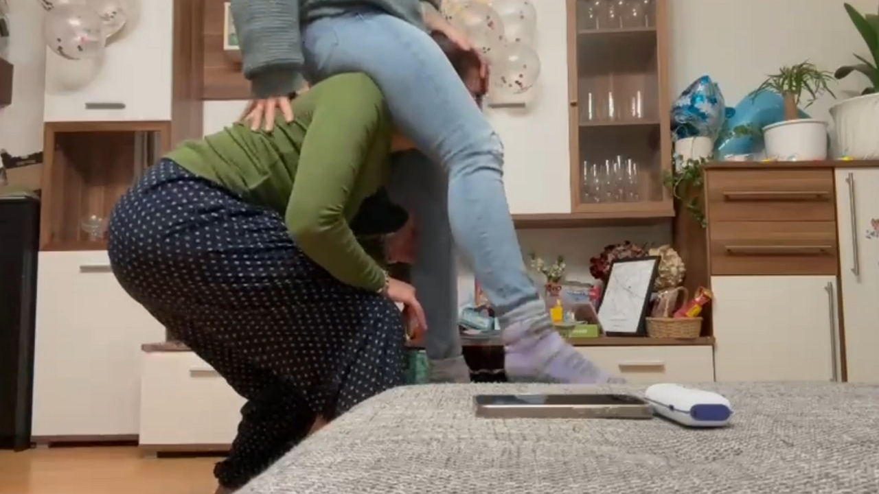Video thumbnail for Hilarious Shoulder-Carry Fail in Waren, Germany