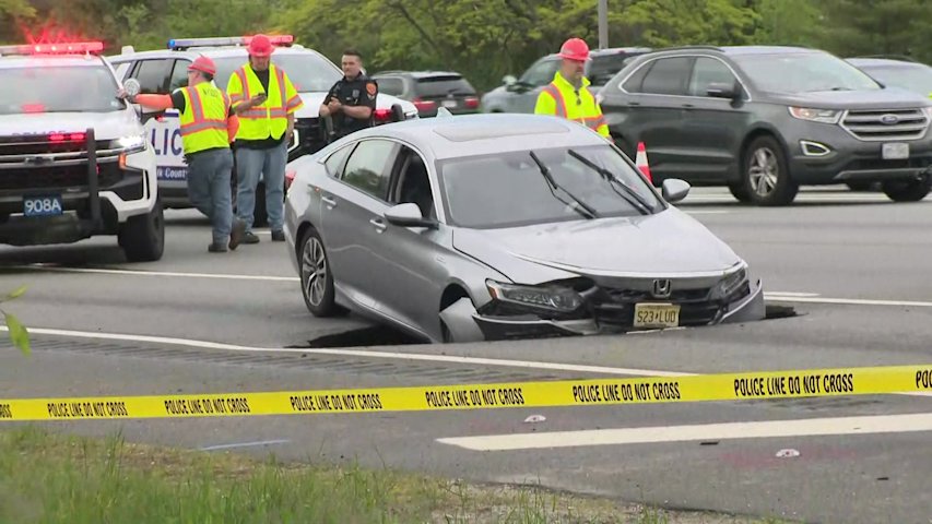 Video thumbnail for 2 lanes on Long Island Expressway closed due to large sinkhole; delays expected