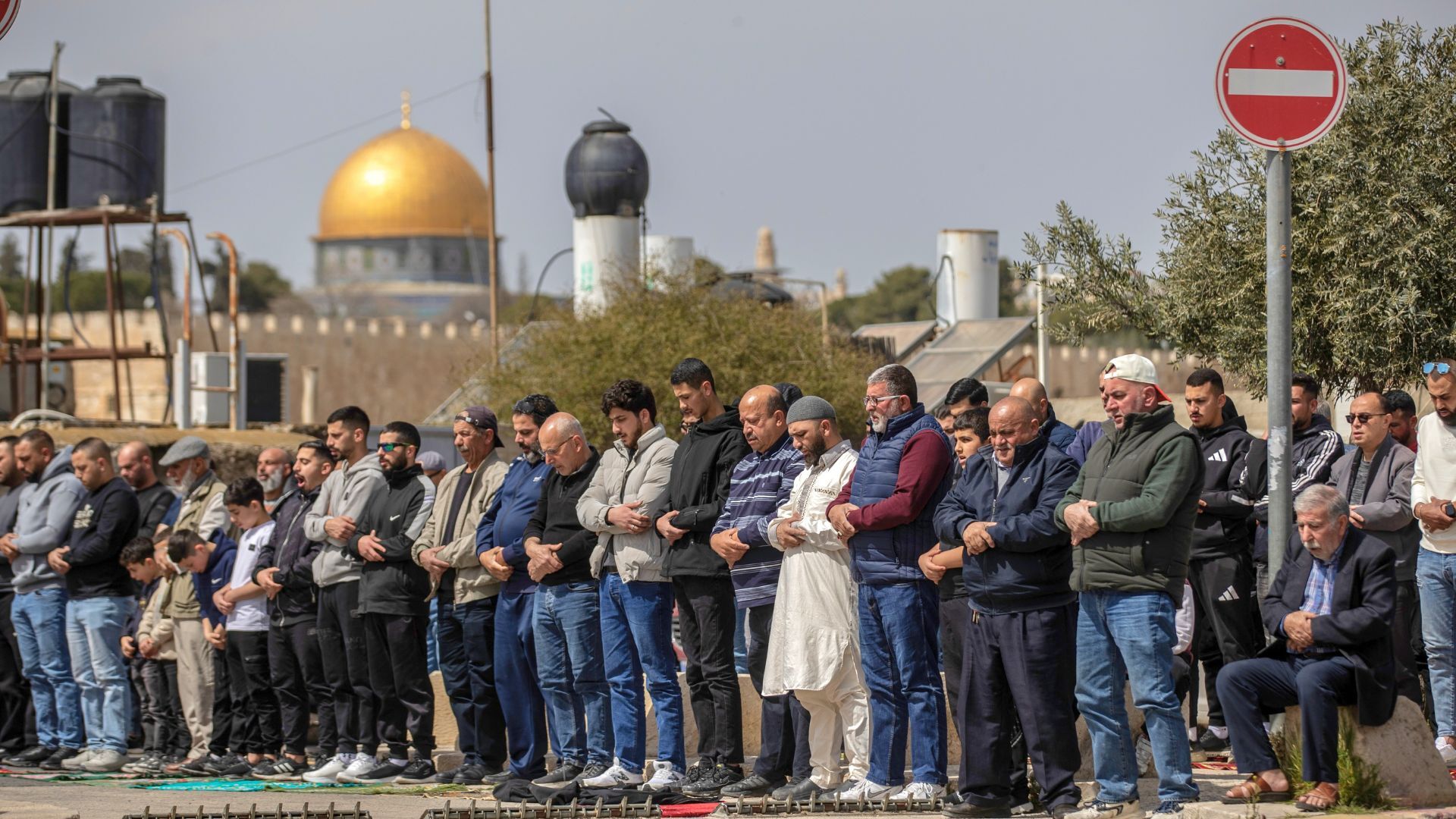 Video thumbnail for Israel bars Palestinians from Al-Aqsa Mosque during Ramadan