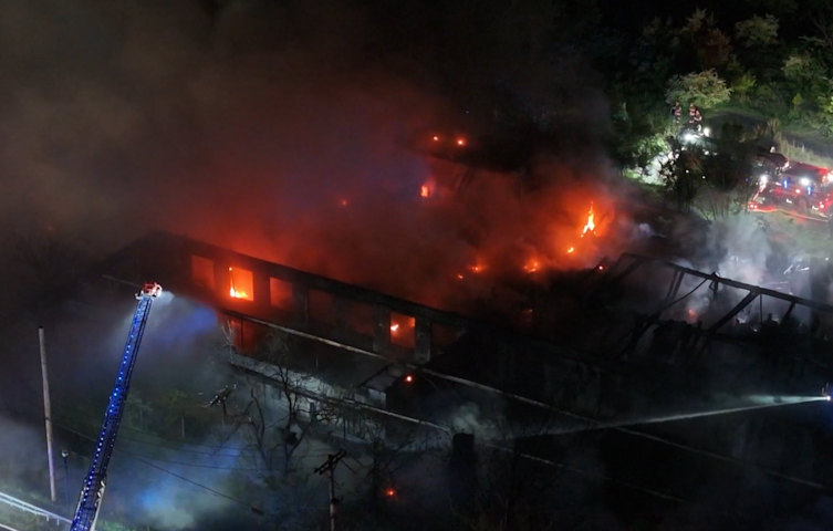 Video thumbnail for Massive fire tears through abandoned textile building in West Haverstraw