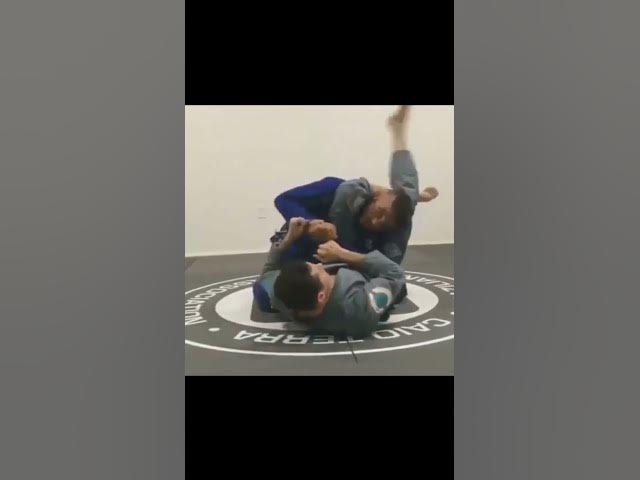 Video thumbnail for Caio Terra avoiding Double Unders #shorts