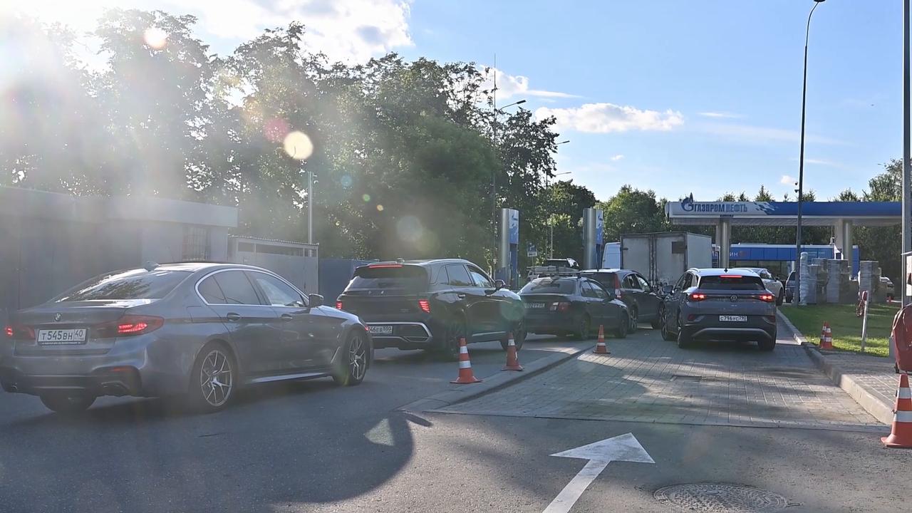 Video thumbnail for Fuel queues and price differences emerge at some stations around Moscow.