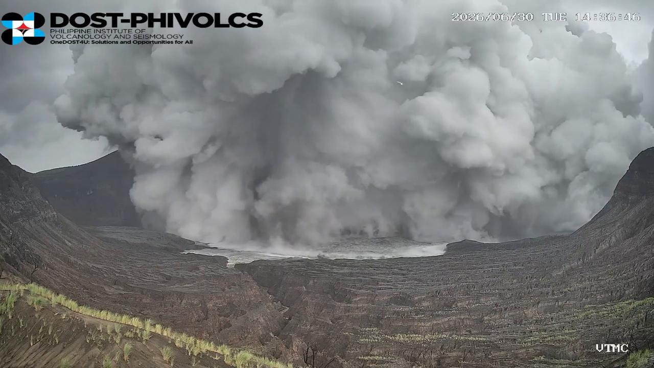 Video thumbnail for Philippines: MOMENT - Phreatomagmatic eruption strikes Philippines' Taal Volcano.