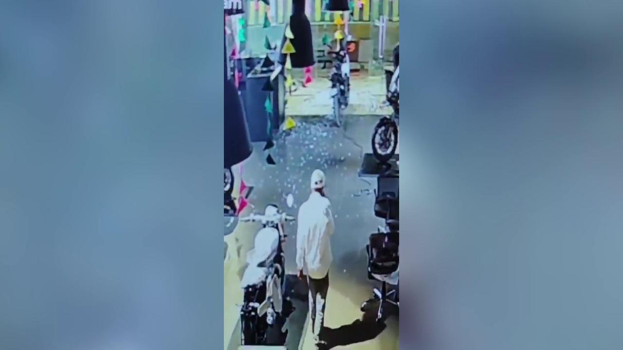 Video thumbnail for India: $4,936 bike stolen as thief drinks coffee, takes shower, dances before making escape.