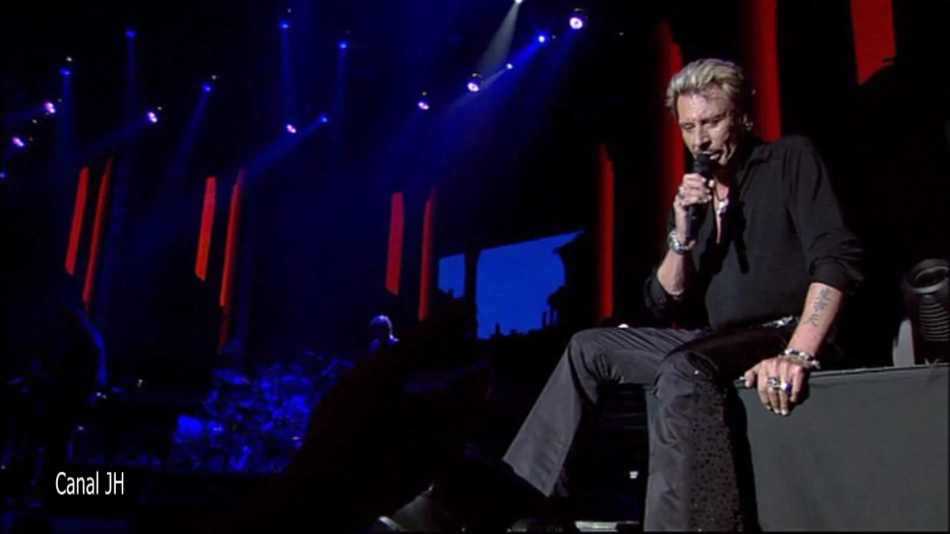 Video thumbnail for Johnny Hallyday - Derrière l'amour - Palais des Sports 2006