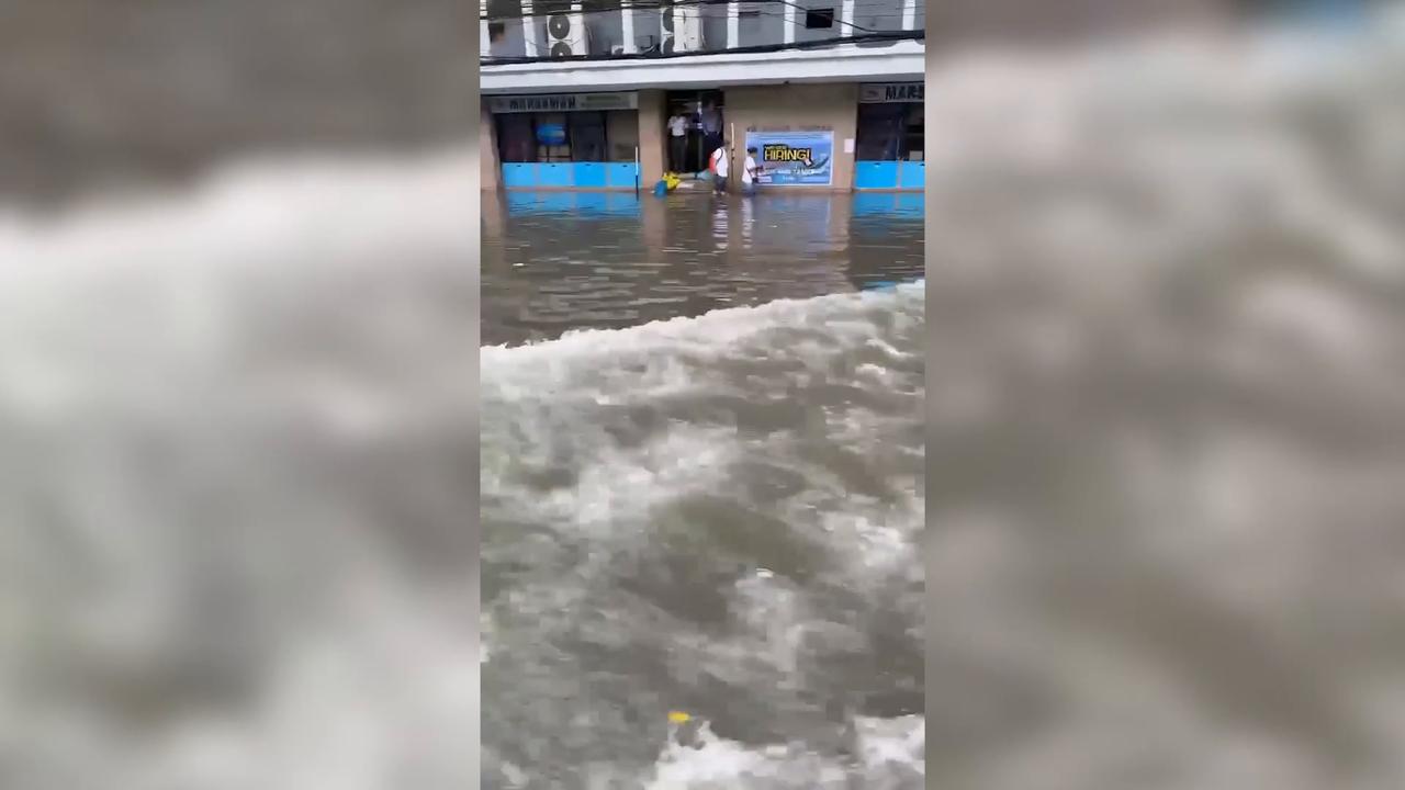 Video thumbnail for Philippines: Torrential rain triggers flooding in Manila.