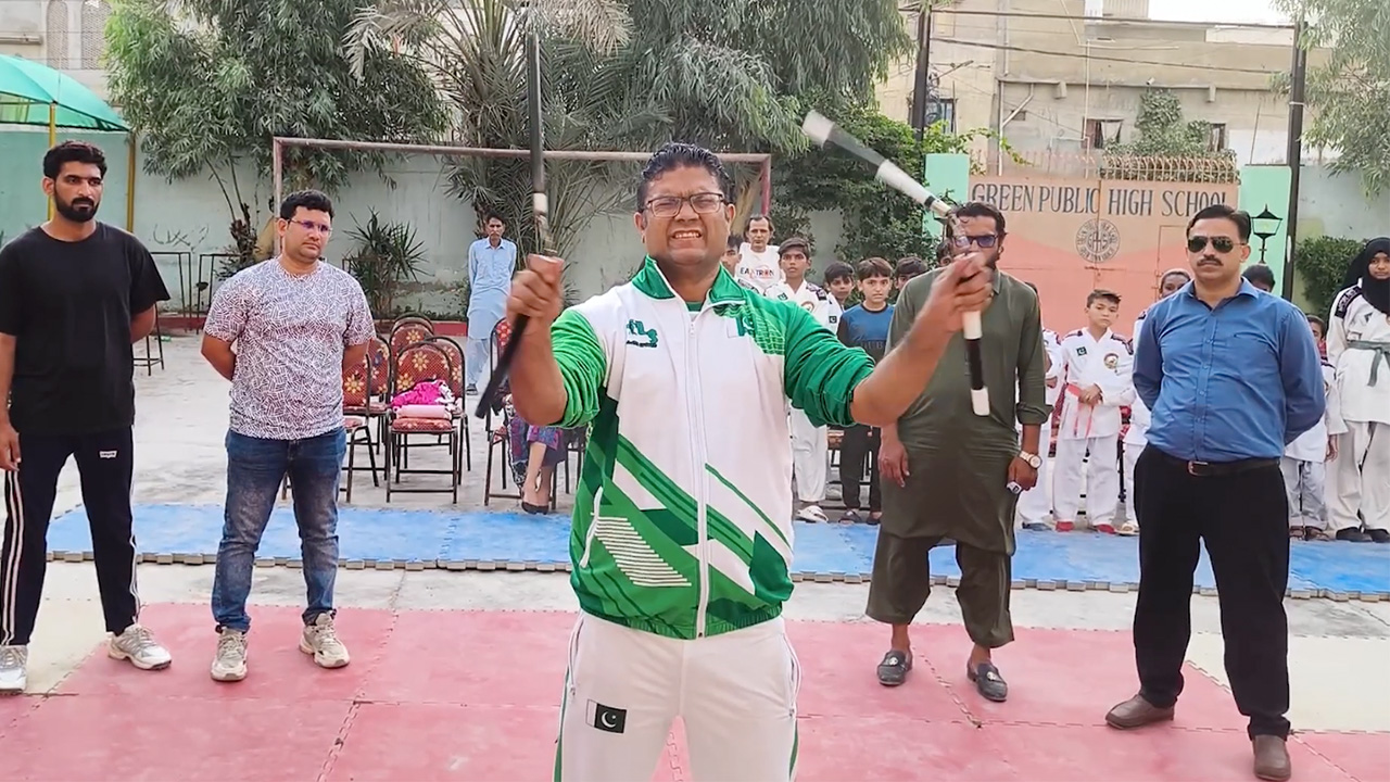 Video thumbnail for Most figure of eights with double nunchaku in one minute (male) - 318 by Muhammad Rashid