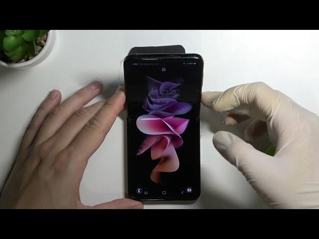 Video thumbnail for How to Test Face Recognition on SAMSUNG Galaxy Z Flip3 - Face Unlock Test