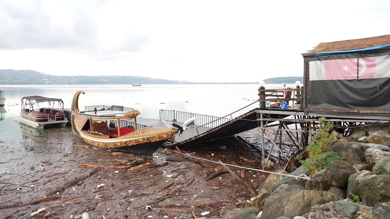 Video thumbnail for Türkiye: Flood damage following a severe rainstorm that hit Istanbul.
