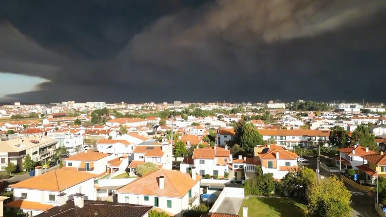 Video thumbnail for Huge Smoke Cloud Rises Over Albergaria, Portugal as Fire Spreads