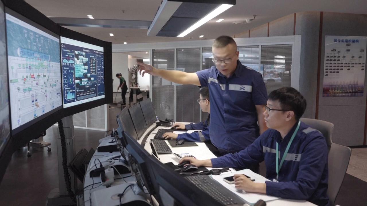 Video thumbnail for China: AI logistics system makes Tianjin Port even more efficient.