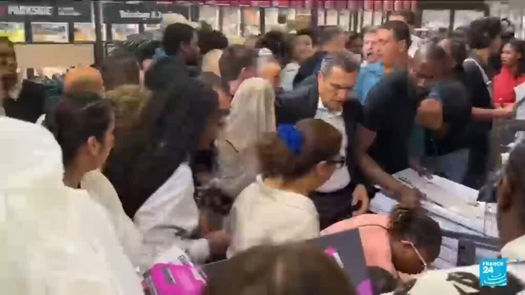 Video thumbnail for Hundreds besiege French supermarkets in scramble to find air conditioners before next heatwave