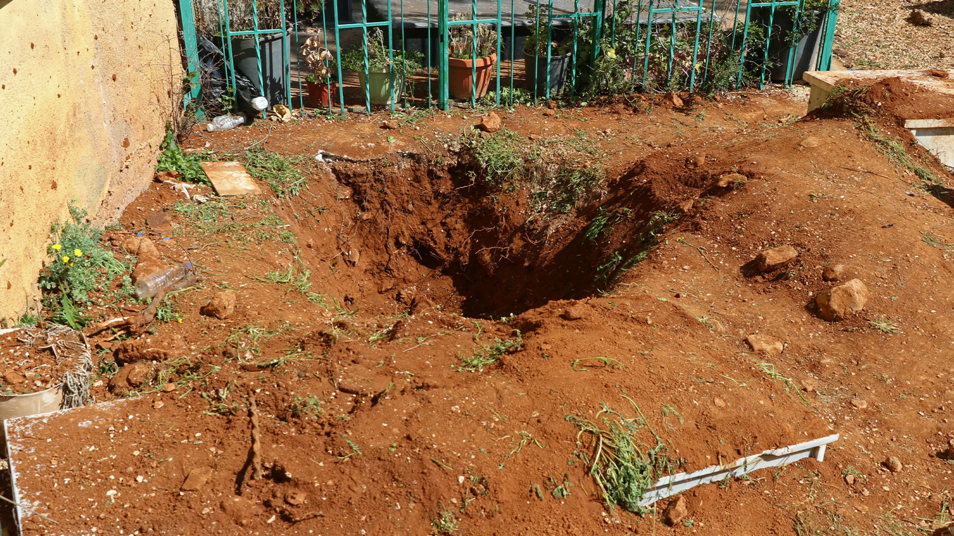 Video thumbnail for Israel launches raid in Lebanon searching for missing pilot