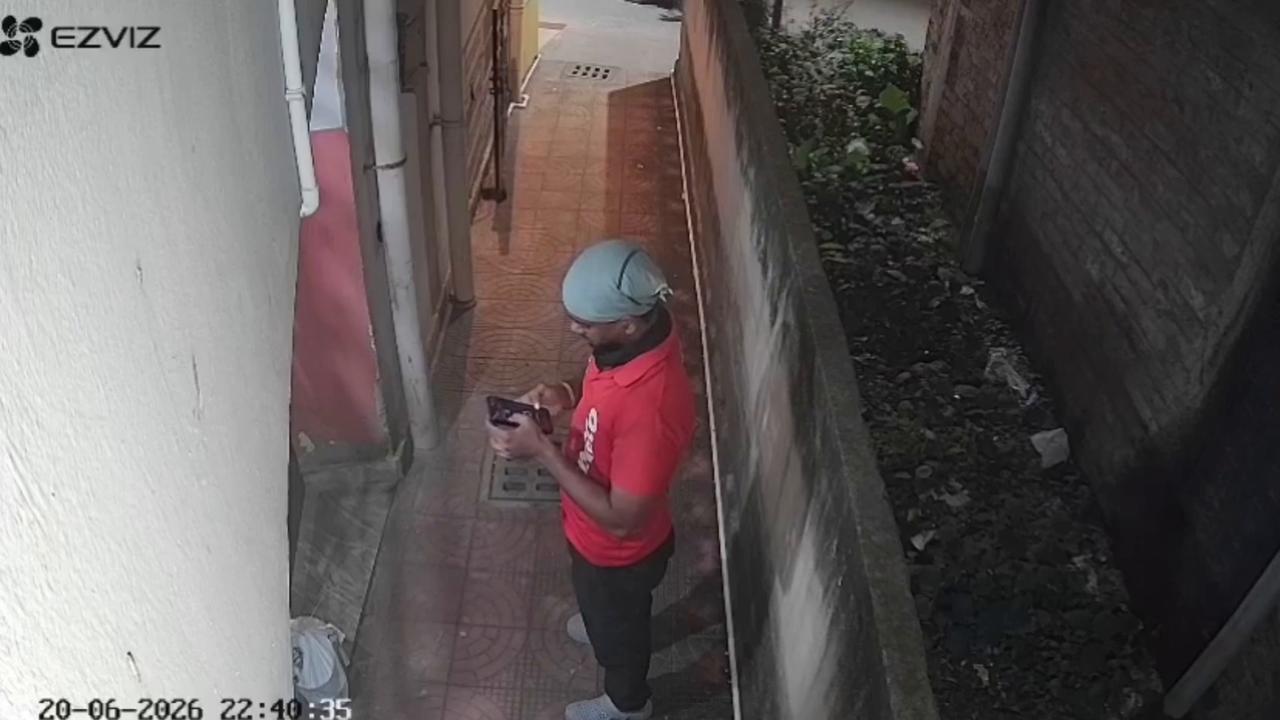 Video thumbnail for India: Home surveillance footage reveals alleged fake delivery activity in Kolkata, customer raises questions.