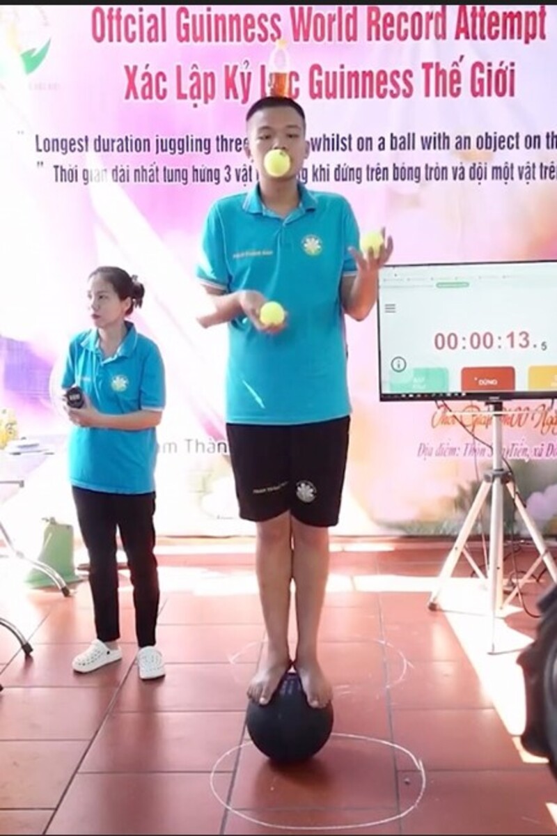 Video thumbnail for Longest duration juggling three objects whilst on a ball with an object on the head  61 minutes 7 seconds by Pham Thanh Nam