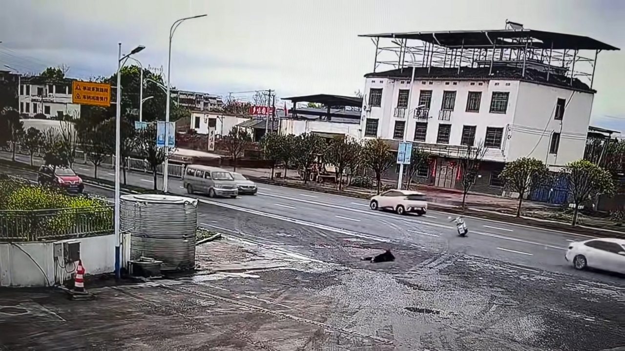 Video thumbnail for Motorcycle loses control before main road in Hunan, China