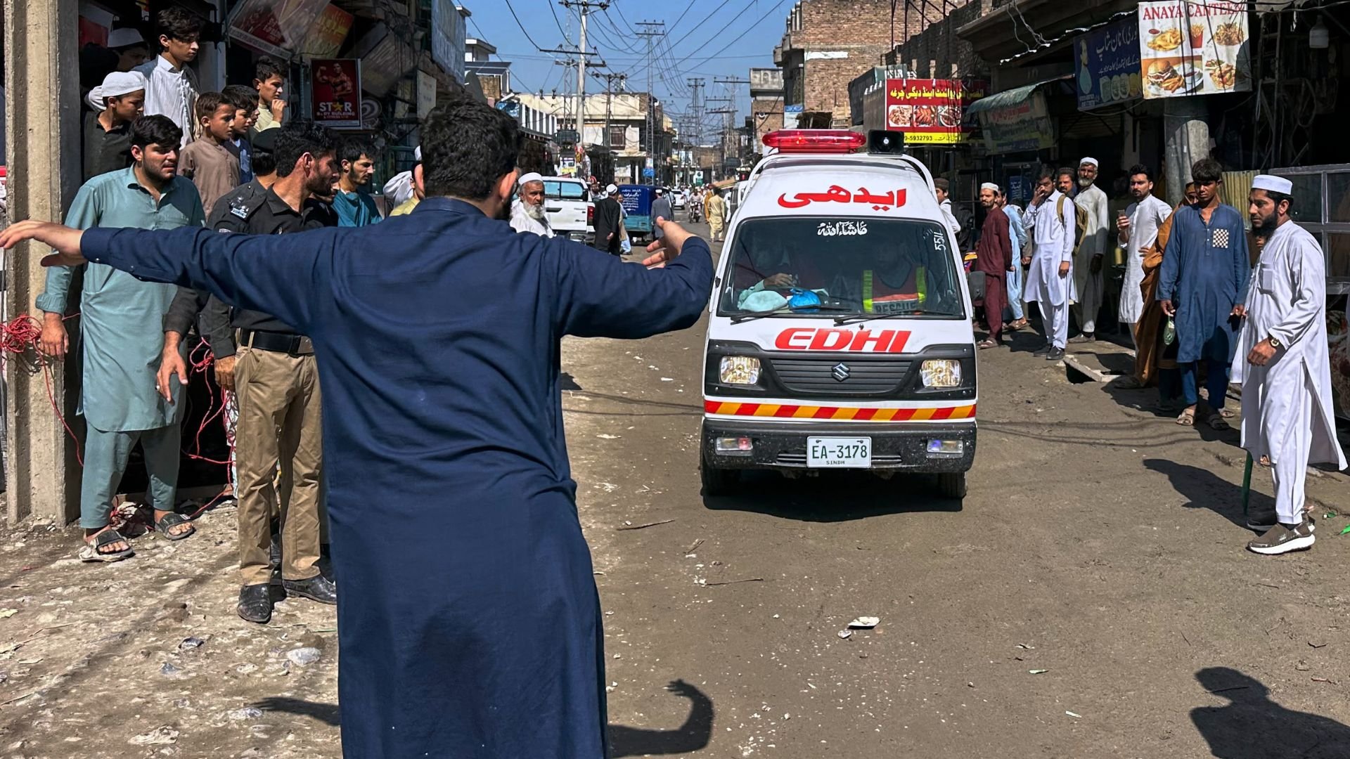 Video thumbnail for School roof collapse in Pakistan's Peshawar kills at least 29