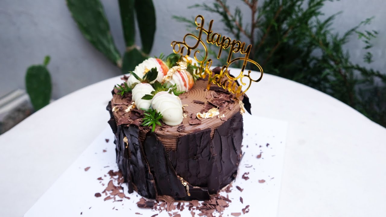 'Video thumbnail for Chocolate birthday cake decoration with strawberries for birthday'