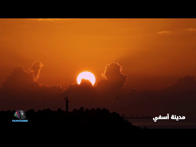 Video thumbnail for غروب رائع للشمس في البحر وخلف السحب