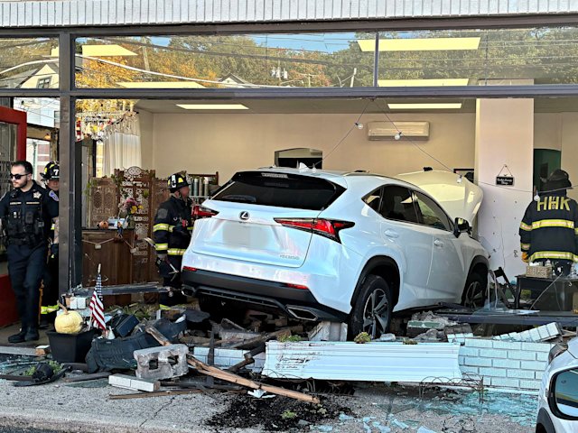 Video thumbnail for SUV crashes into front of Ridgewood hair salon