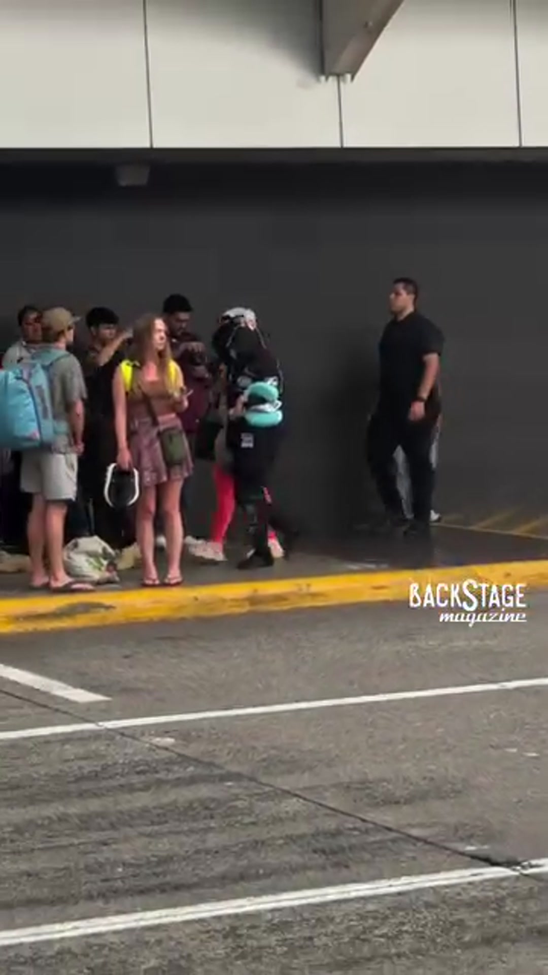 Video thumbnail for “Yailin La Más Viral” llegó emcapuchada a Costa Rica, pero no había ni un alma esperándola