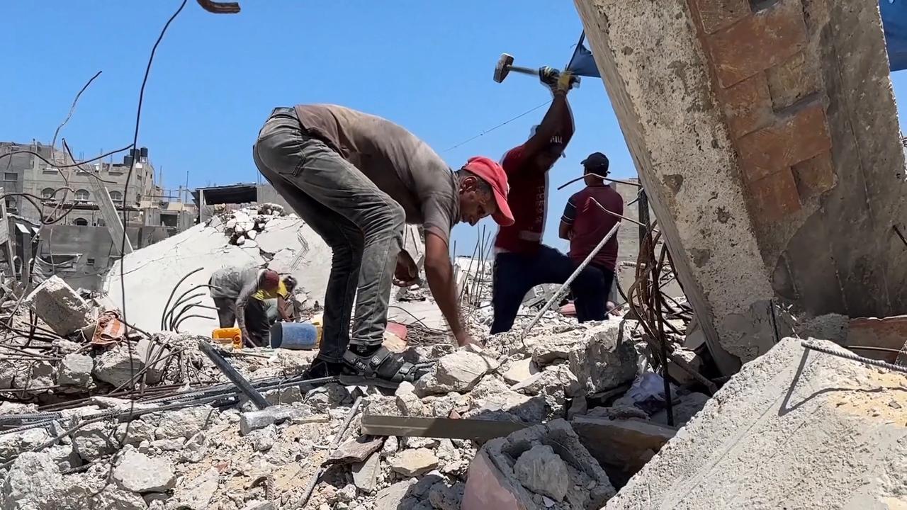 Video thumbnail for Gazans salvage construction materials from destroyed homes to build winter shelters.
