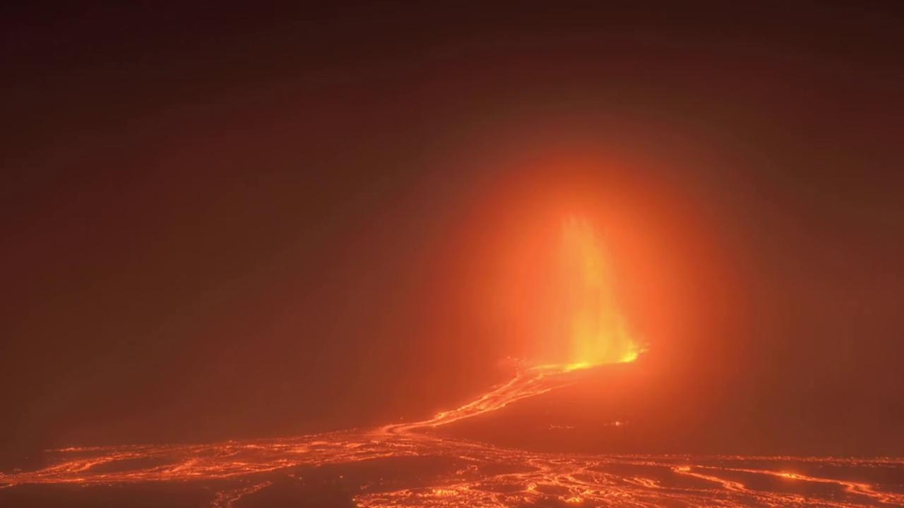 Video thumbnail for US: 20,000 Foot Ash Plume Rises Above Hawaii As Kilauea Lava Fountains Suddenly Stop.