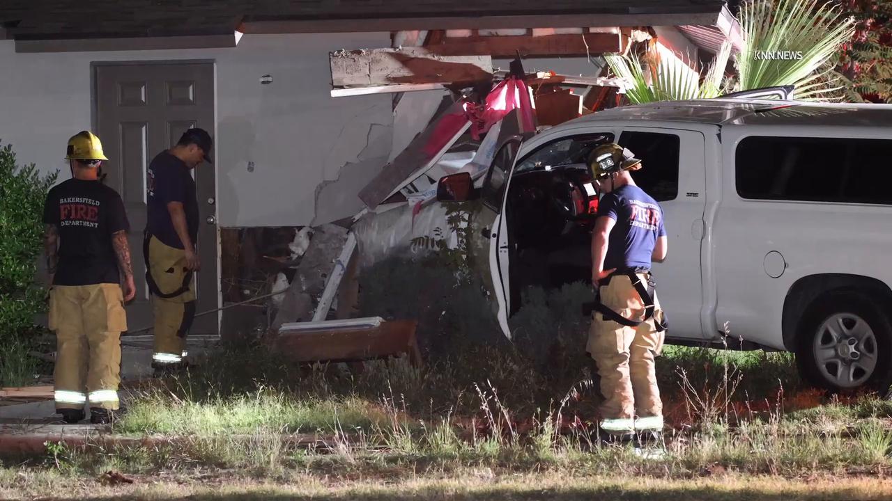 Video thumbnail for US, Bakersfield: Bakersfield Driver Flees After Striking Apartment Building.