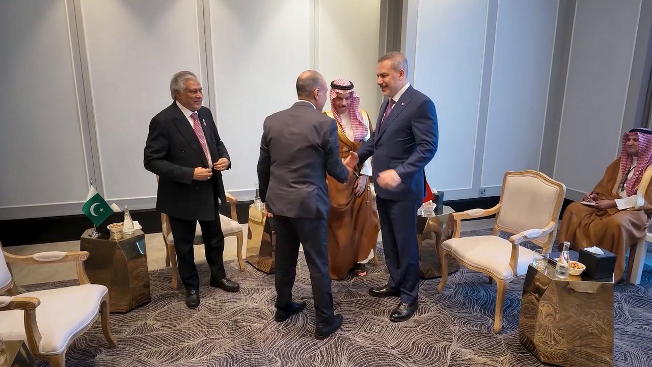 Video thumbnail for Jordan: Turkish Foreign Minister Hakan Fidan attends diplomatic talks in Jordan.