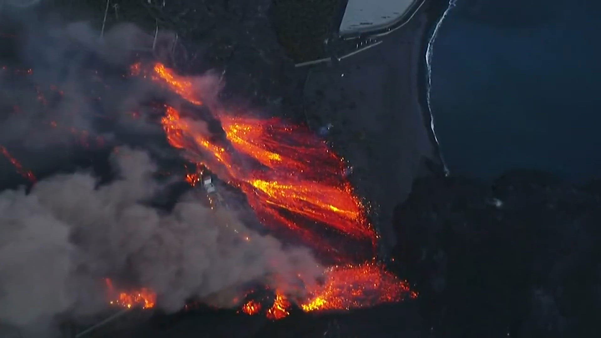 'Video thumbnail for Lava ergießt sich über den Strand Guirres - La Palma 2021'