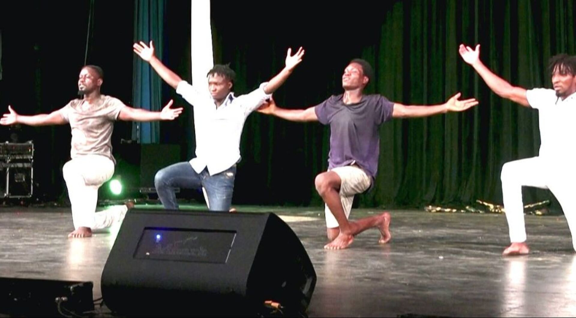 Video thumbnail for Burkina Faso performers turn war trauma into theatre