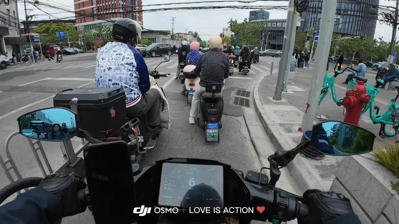 Video thumbnail for Motorcyclist’s Unexpected Move at Shanghai Traffic Stop