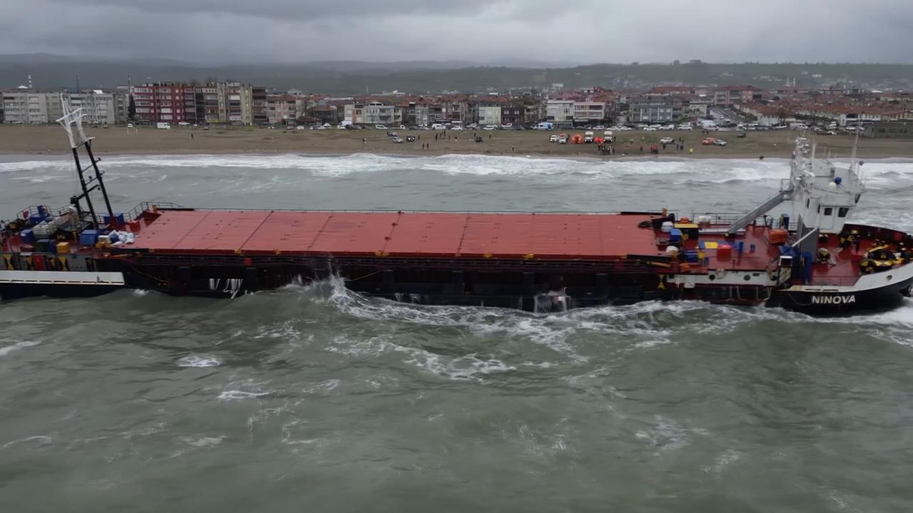 Video thumbnail for Türkiye: Rope-launching rockets aid rescue of vessel stranded off Turkish coast.