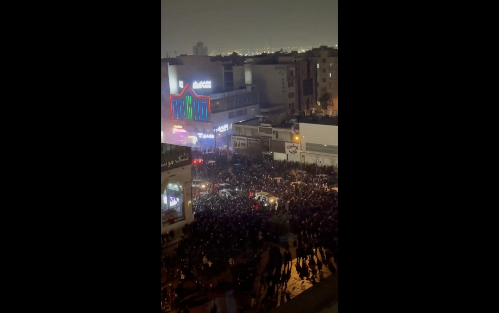 Video thumbnail for Iranians protest despite internet blackout, fly opposition flag