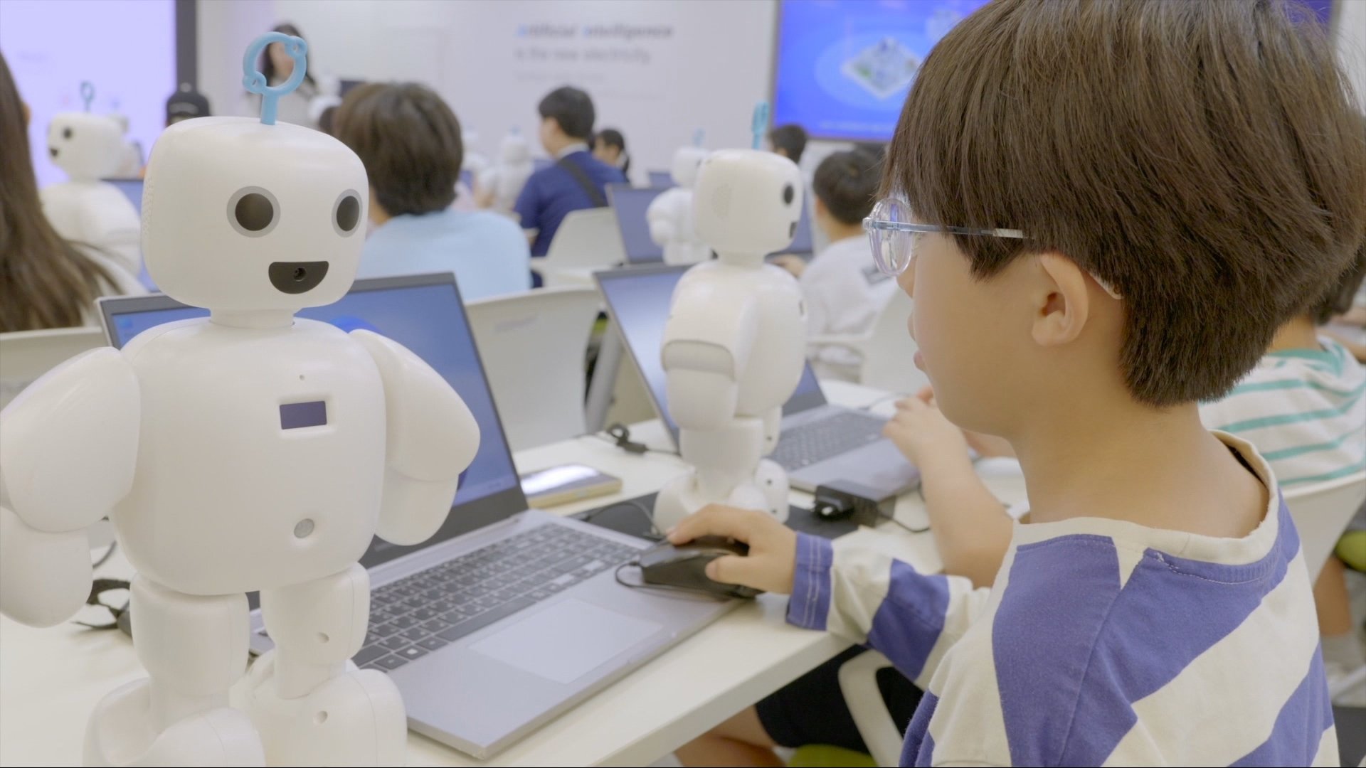 Video thumbnail for S Korea teaches AI in primary schools in bid to become a global superpower