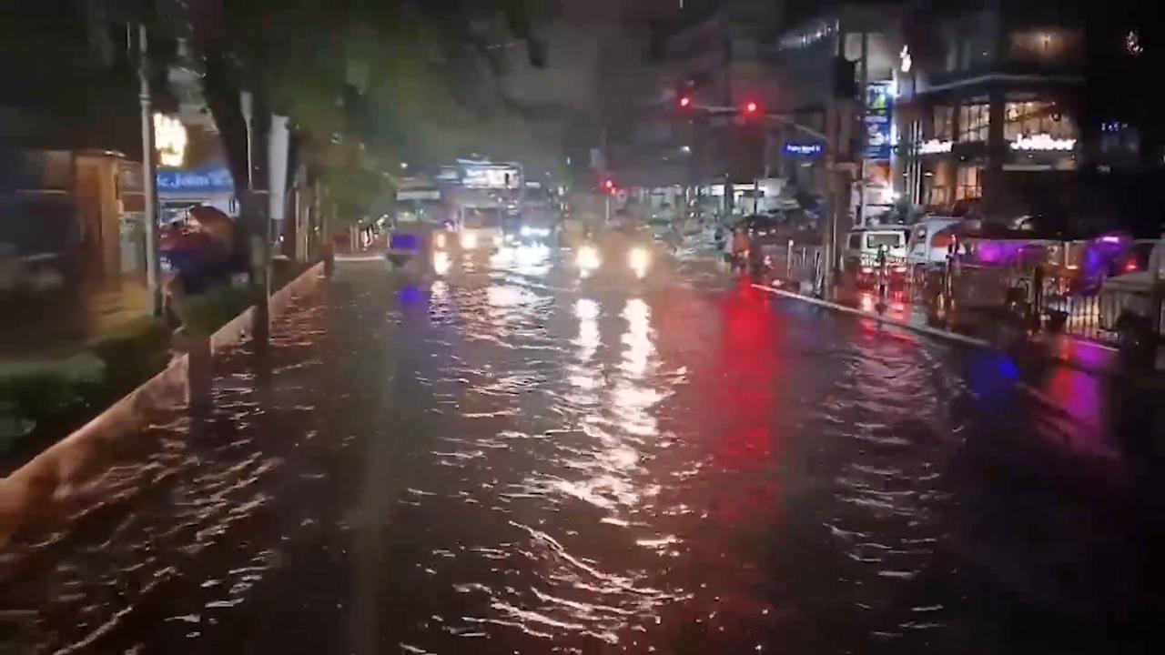 Video thumbnail for Philippines: Torrential rain triggers flooding in Manila (3).