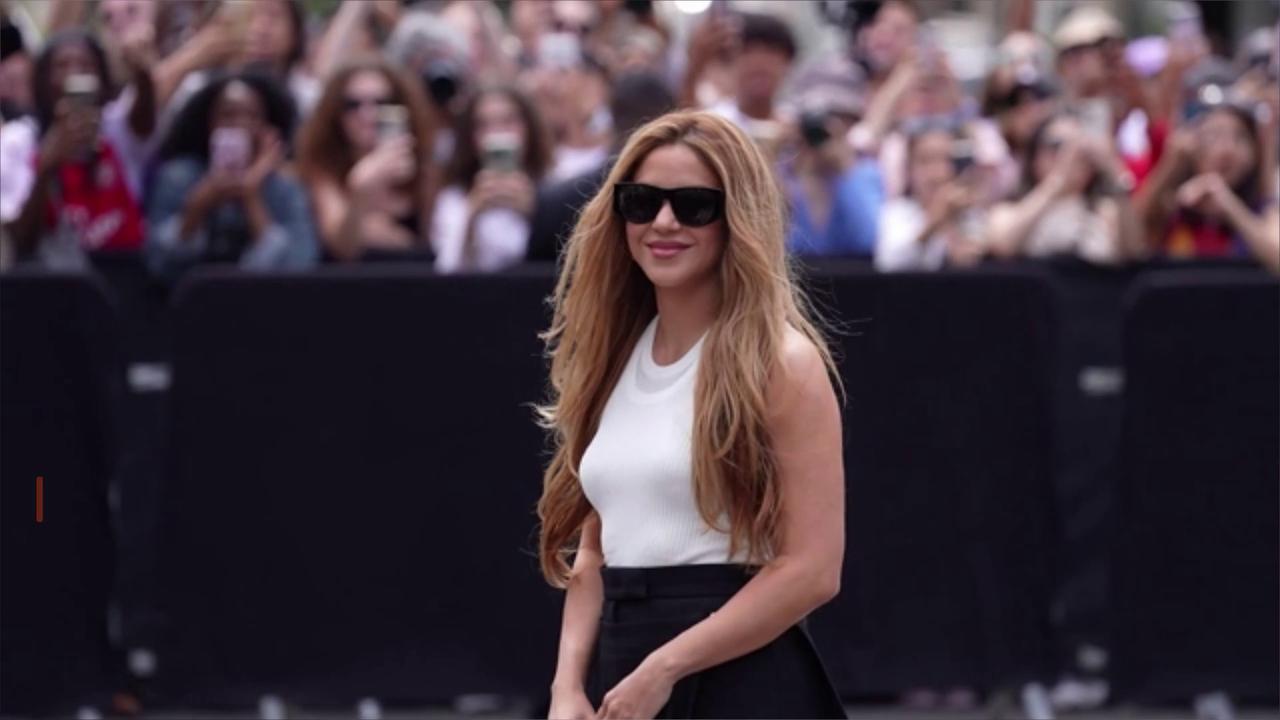 Video thumbnail for Shakira s'engage à verser 1,25 million de dollars pour les écoles colombiennes après le tremblement de terre.