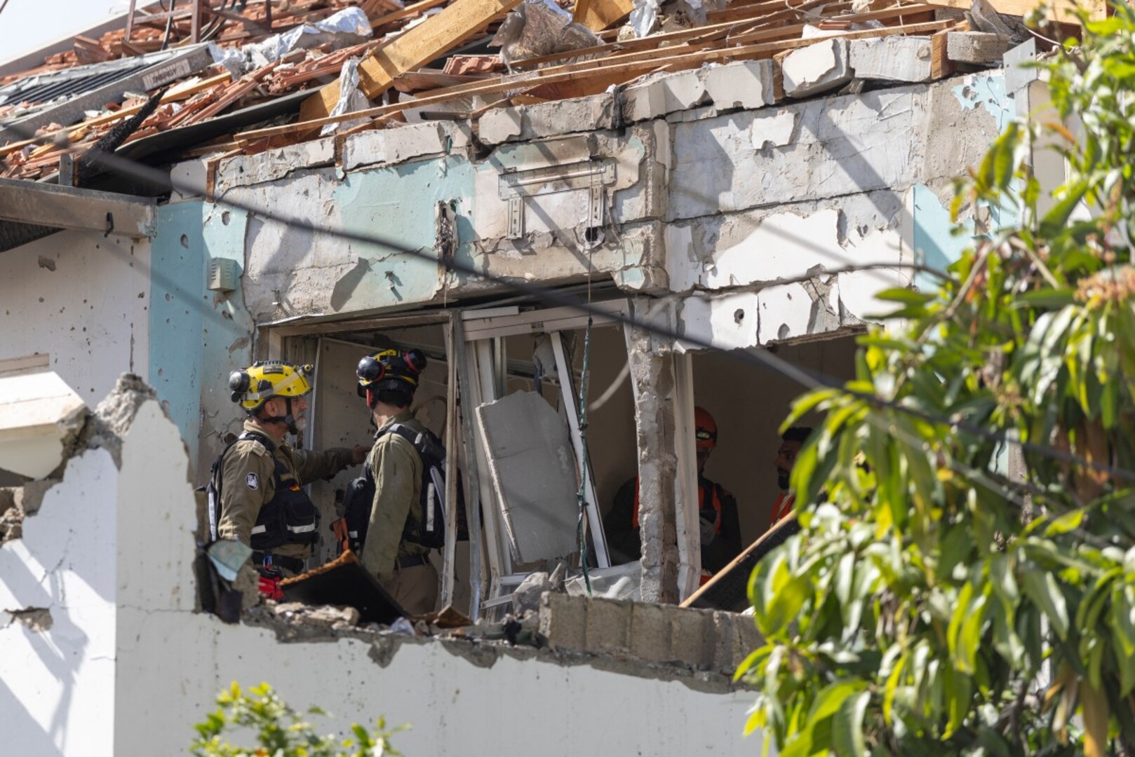 Video thumbnail for Iranian attacks on Israel: Buildings hit in Tel Aviv area