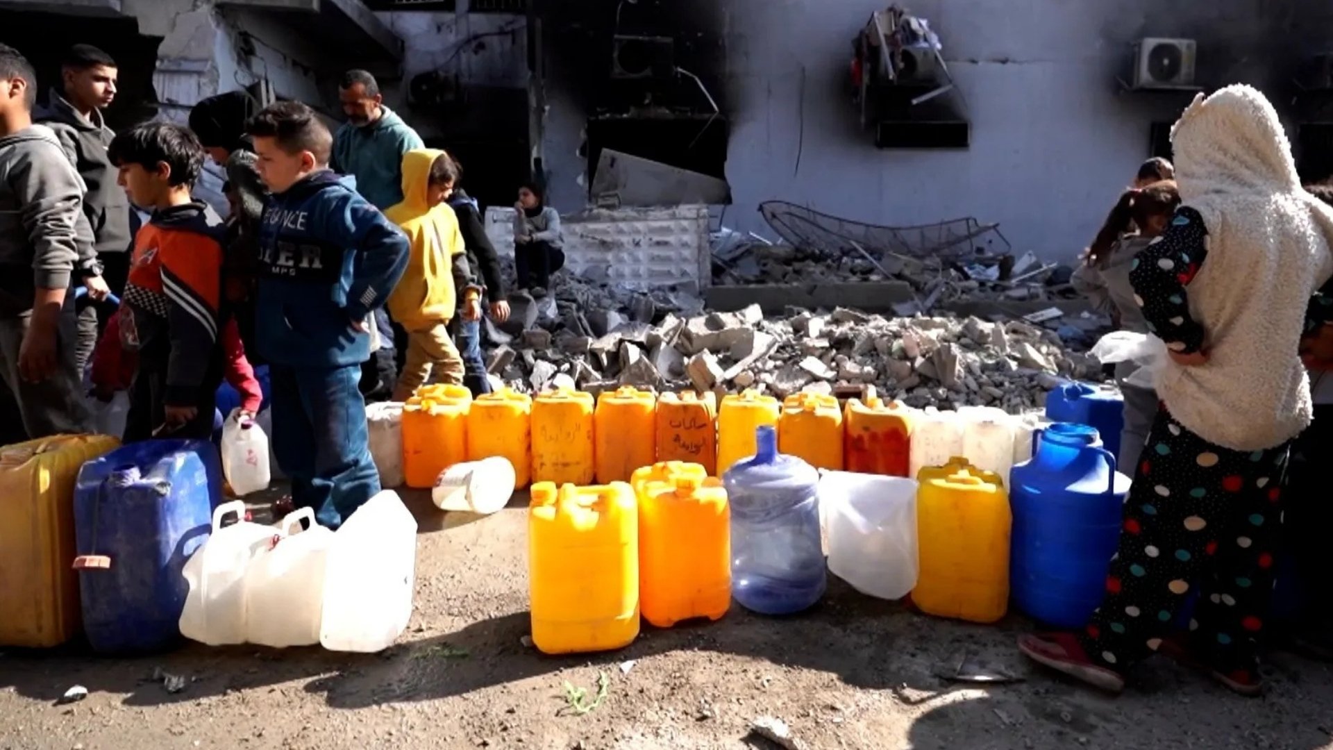Video thumbnail for Somalia contaminated water: Mogadishu gets first testing laboratory in decades