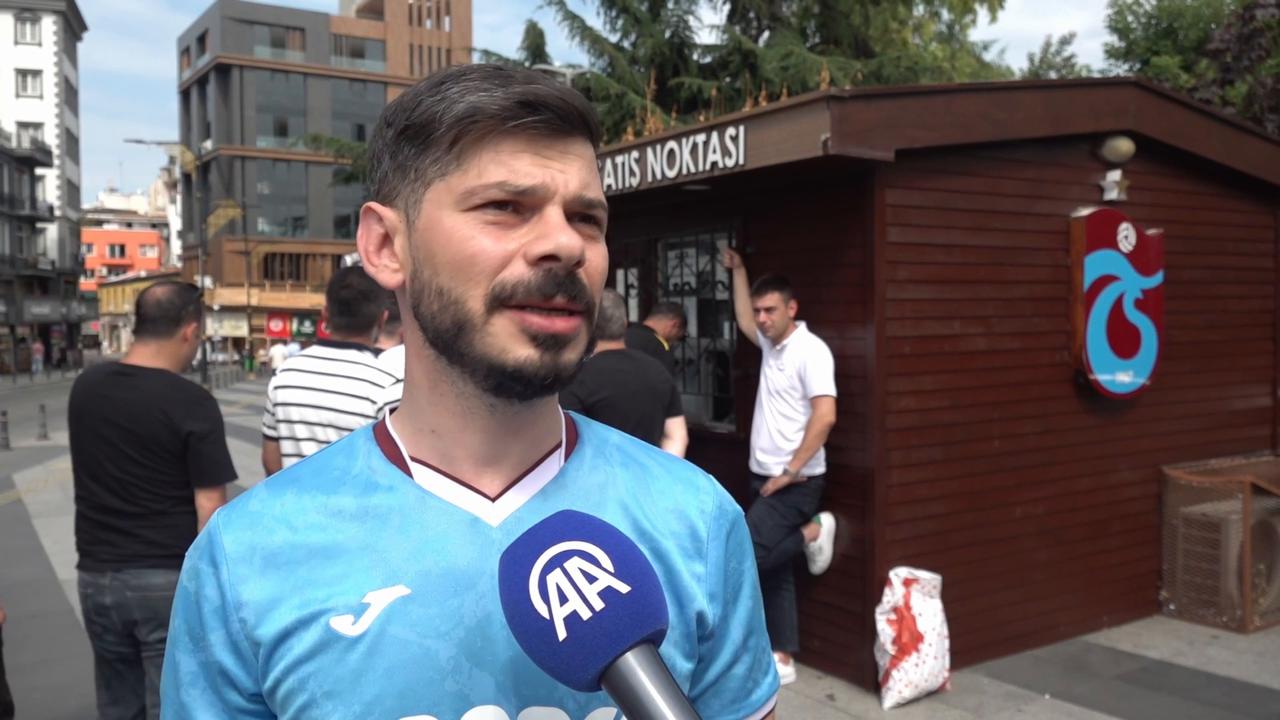 Video thumbnail for Türkiye: Trabzonspor fans enthusiastically welcome start of transfer talks with Mohamed Salah.